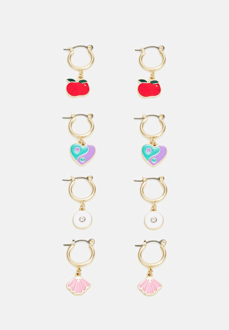 Brincos de argola dourados com quatro pendentes diferentes: uma maçã vermelha, um coração roxo com detalhes azuis, um pingente circular branco com uma strass e uma concha rosa.