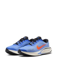 Běžecké boty Nike s světle modrým textilním svrškem, černými detaily, oranžovým logem swoosh a polstrovanou bílou mezipodešví s černou podešví.