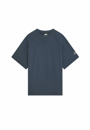 Sweat-shirt bleu marine à manches courtes avec un col rond côtelé et un petit détail métallique circulaire sur la manche gauche.