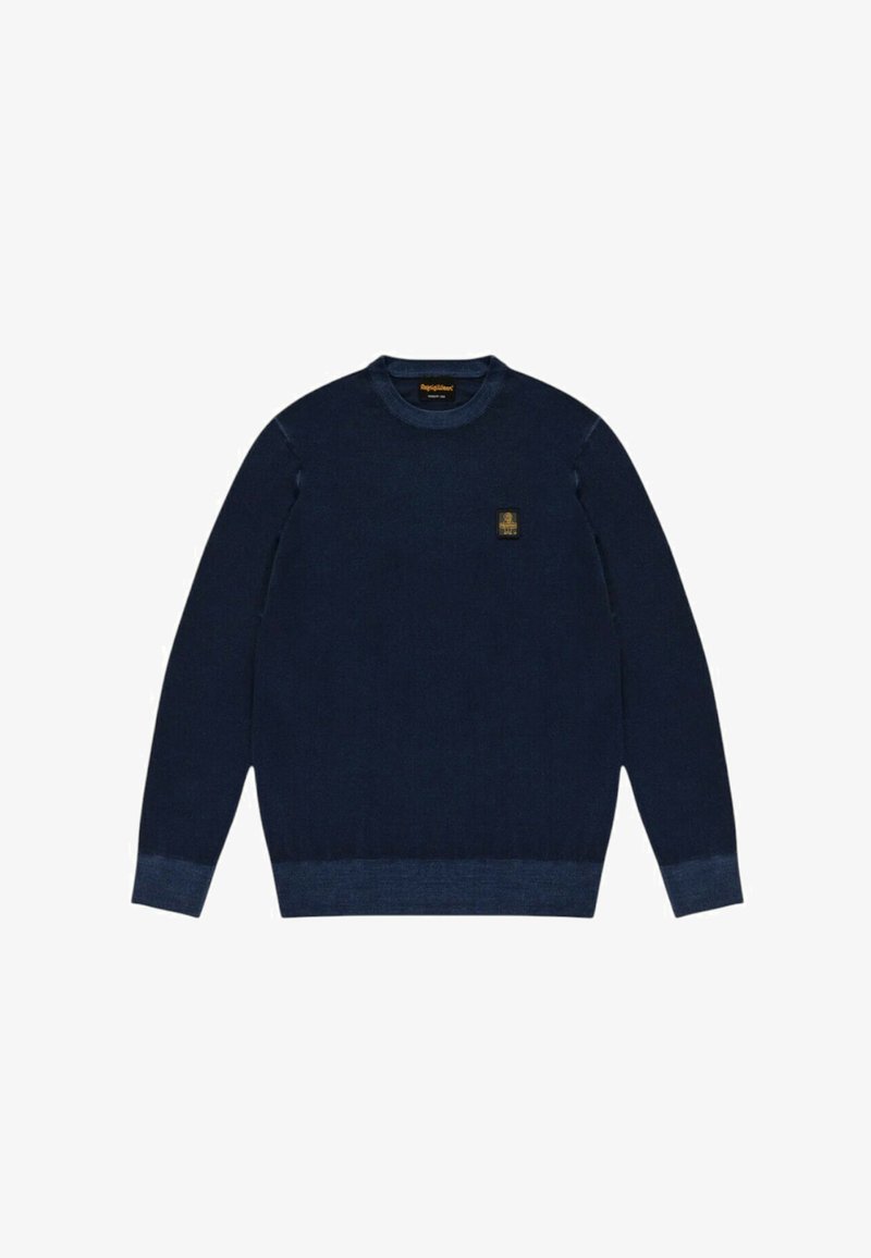 Maglione blu navy con scollo rotondo, maniche lunghe, polsini e orlo a coste, e una piccola toppa con logo sul petto. Tessuto lavorato a maglia dalla texture liscia.
