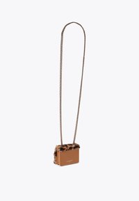 Borsa mini in pelle marrone con accentuazione in pelliccia leopardata e una tracolla in catena dorata. Forma rettangolare, con branding in rilievo sul fronte.