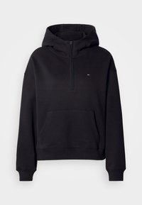 Μαύρη φούτερ με φερμουάρ φτιαγμένη από μαλακό μίγμα βαμβακιού. Διαθέτει μπροστινή τσέπη, ραβδωτές μανσέτες και λογότυπο στο στήθος.