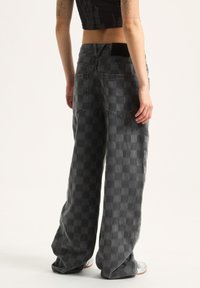 Vans SIRELLE NOVELTY PUDDLE - Jeans a sigaretta - black