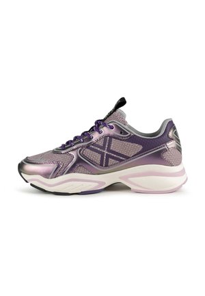 Zapatilla deportiva de color púrpura y rosa metálico con malla estampada, suela blanca gruesa y cordones morados vista de lado sobre fondo blanco.
