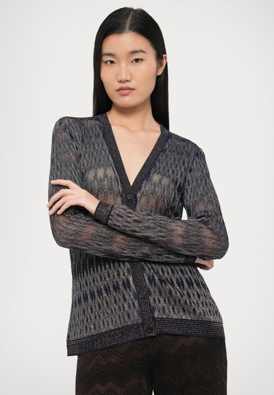 Sötét árnyalatú, hosszú ujjú, V-nyakú kardigán, texturált mintával és gombos lezárással, áttetsző, könnyű anyagból készült.