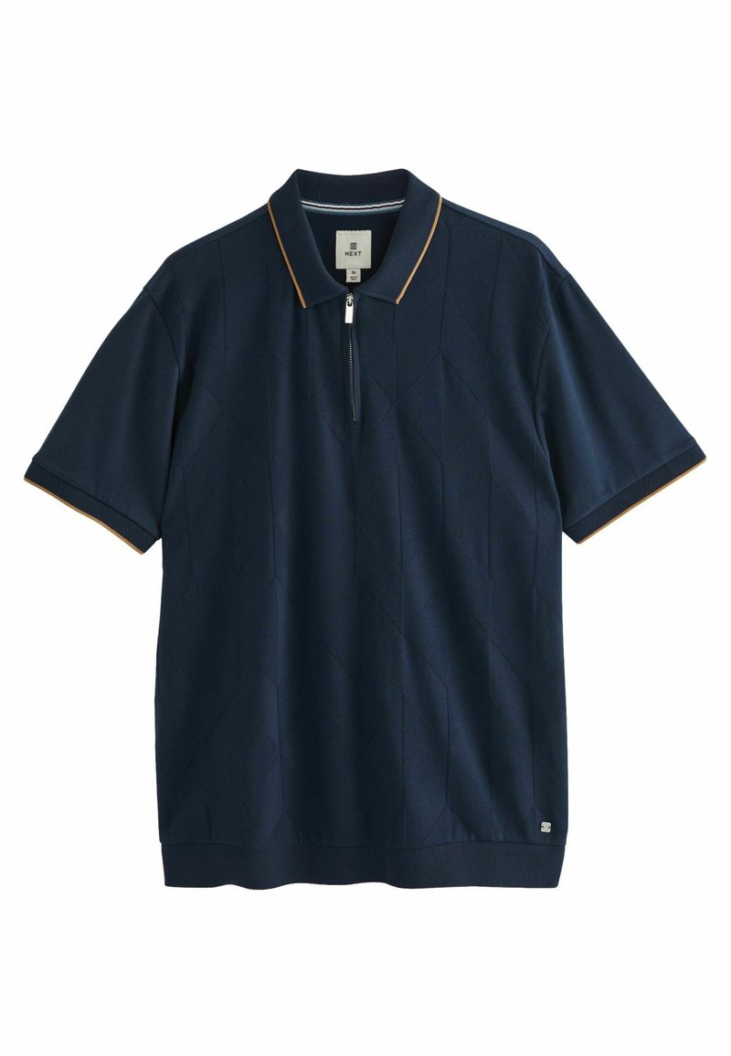 Marineblå polo-shirt med zipkrave, der har et struktureret diamantmønster og kontrasterende orange kant ved kraven og ærmerne.