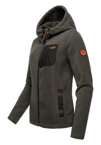 Grå fleecejacka med en svart bröstficka och orange detaljer. Har en huva, dragkedjor och två knappdetaljer. Slät textur.