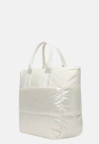 Borsa tote bianca trapuntata con doppi manici, caratterizzata da una superficie liscia e lucida e una tasca con zip sulla parte anteriore per ulteriore spazio di archiviazione.