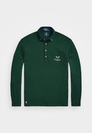 Mørkegrøn langærmet polo med knappet krave, forlomme med krydsede tennis-ketchere og "Wimbledon" logo, samt en lille broderet hest.