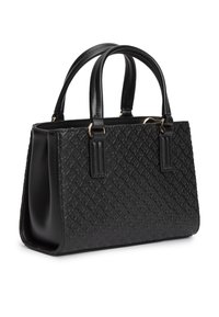 Μαύρη δερμάτινη τσάντα χειρός με ανάγλυφο μοτίβο σε σχήμα διαμαντιού, δύο στρογγυλά χερούλια και χρυσούς μεταλλικούς εξαρτήματα σε λευκό φόντο.