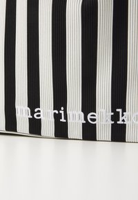 Marimekko BAG LARGE MERIROSVO - Bevásárlótáska - black/off white