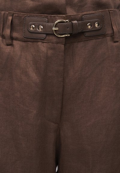 Καφέ παντελόνι από ύφασμα με ταίριαστο καφέ δερμάτινο ζώνη που διαθέτει χρυσό μεταλλικό πόρπη και διακοσμητικά τρουκς.