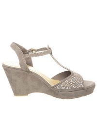 Šedé semišové sandály na klínu s T-strap designem, otevřenou špičkou a rozptýlenými ozdobami z rhinestones na přední straně.