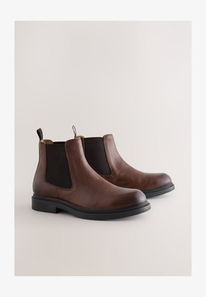 Barna bőr Chelsea csizmák fekete gumírozott oldalpanellel, lekerekített orral, húzófülekkel és texturált talppal a jobb tapadás érdekében.