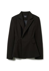 Blazer nero su misura con rever a punta, vestibilità strutturata, tasche frontali e chiusura a un bottone. Tessuto liscio con una leggera lucentezza.