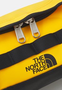 The North Face TRAVEL CANISTER - Mosózsák - summit gold/black