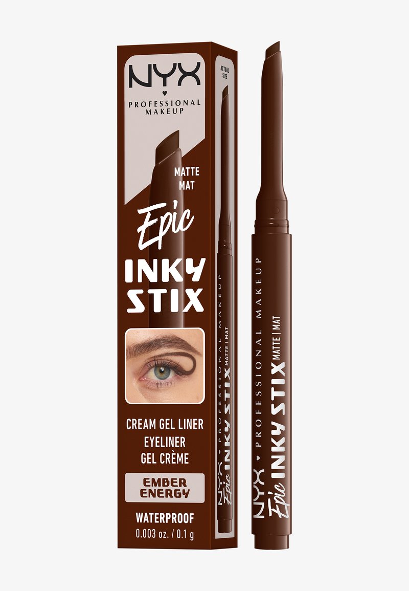 Eyeliner crème gel mat marron NYX Epic Inky Stix avec embout incliné, à côté de l'emballage montrant un exemple de maquillage des yeux et les détails du produit.