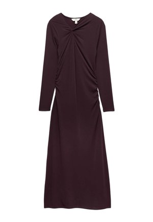 Sukienka maxi z długim rękawem w ciemnym fioletowym kolorze, z marszczonym detalem skrętu przy dekolcie i subtelnie marszczonymi bokami, wykonana z gładkiej tkaniny.