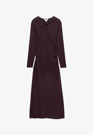 Sukienka maxi z długim rękawem w ciemnym fioletowym kolorze, z marszczonym detalem skrętu przy dekolcie i subtelnie marszczonymi bokami, wykonana z gładkiej tkaniny.
