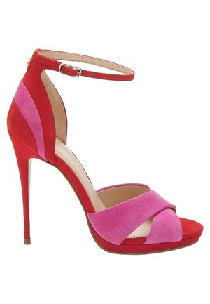 Rote und pinke Wildleder-High-Heel-Sandalen mit einem Knöchelriemen, die über kreuzte Vorderriemen und einen schlanken Stiletto-Absatz verfügen.