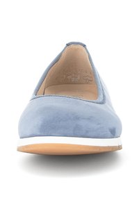 Des chaussures slip-on en daim bleu avec un bout rond, dotées d'une semelle en caoutchouc blanc et d'une texture lisse, vues de face.