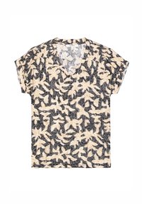 Camiseta de manga corta con escote en V, hecha de una tela suave, que presenta un diseño de hojas texturizadas en negro y beige.