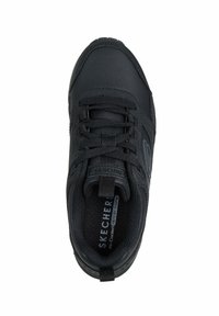 Czarne sportowe buty z syntetycznej skóry, o teksturowanej powierzchni, z wyściełanym kołnierzem i sznurowanym fasonem. Zawierają wkładkę z pianki pamięciowej oraz detal z logotypem.