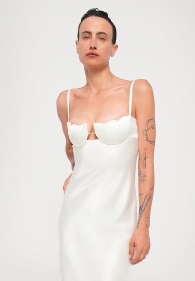 Witte satijnen jurk met een geschulpte lijfje ontwerp, dunne banden en een flatterende silhuet met minimalistische details.