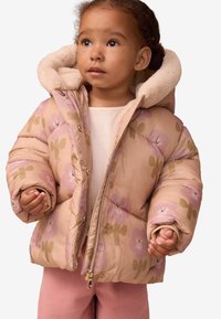 Gepolsterte Kinderjacke in Hellrosa mit Blumenmuster, ausgestattet mit einer Kapuze aus Kunstfell, einem goldenen Reißverschluss und elastischen Bündchen.