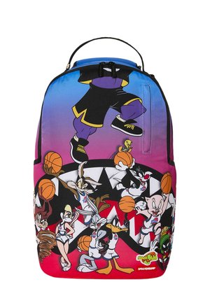 Mochila con personajes de Space Jam jugando al baloncesto sobre un fondo degradado de rojo a azul.