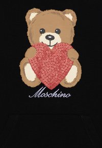 Černá mikina s grafikou medvěda, který drží texturované červené srdce, s vyšitým nápisem "Moschino" bíle pod designem.