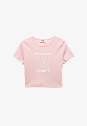 Lichtroze crop top met korte mouwen met witte tekst "Liefde is Altijd Geweldig" en zomerse illustraties op de voorkant.