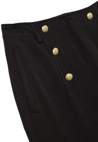 Zwarte broek met een op maat gemaakte snit, gouden knopen bij de taille en zijzakken met een soepele textuur.