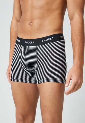 Schwarz-weiße gestreifte Boxer-Shorts mit engem Schnitt, elastischem Bund mit "SNOCKS"-Branding und einer Öffnung vorne.