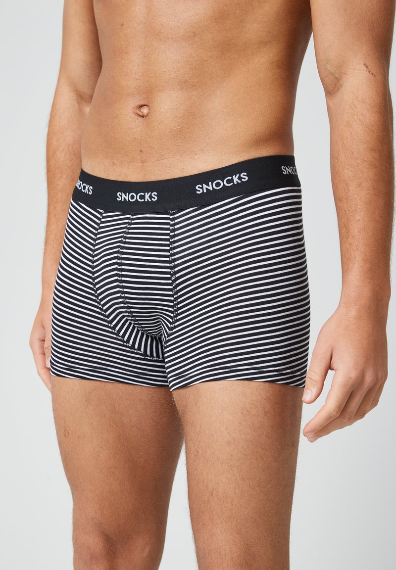 Zwart-witte gestreepte boxershorts met een snug fit, elastische tailleband met "SNOCKS"-branding en een ontwerp met een opening aan de voorkant.