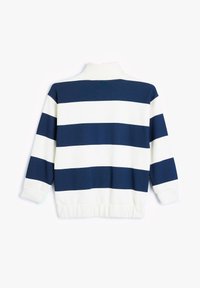 Marinblå och vit randig sweatshirt med hög krage, ribbade ärmslut och nederkant. Mjuk textur med avslappnad passform och djärva horisontella linjer.