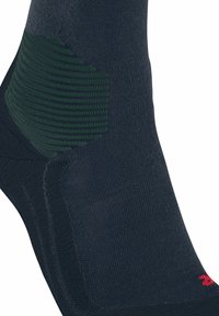 Donkerblauwe sok met een getextureerde groene accent op de enkel, ribgebreide bovenkant en een klein rood logo, gemaakt van een snug, ademend materiaal.