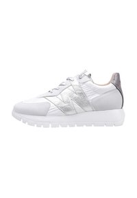 Zapatillas deportivas blancas y plateadas con un acabado texturizado, que presentan un logo prominente, materiales suaves y una suela gruesa blanca.