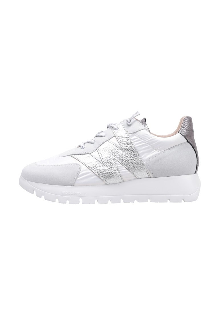 Zapatillas deportivas blancas y plateadas con un acabado texturizado, que presentan un logo prominente, materiales suaves y una suela gruesa blanca.