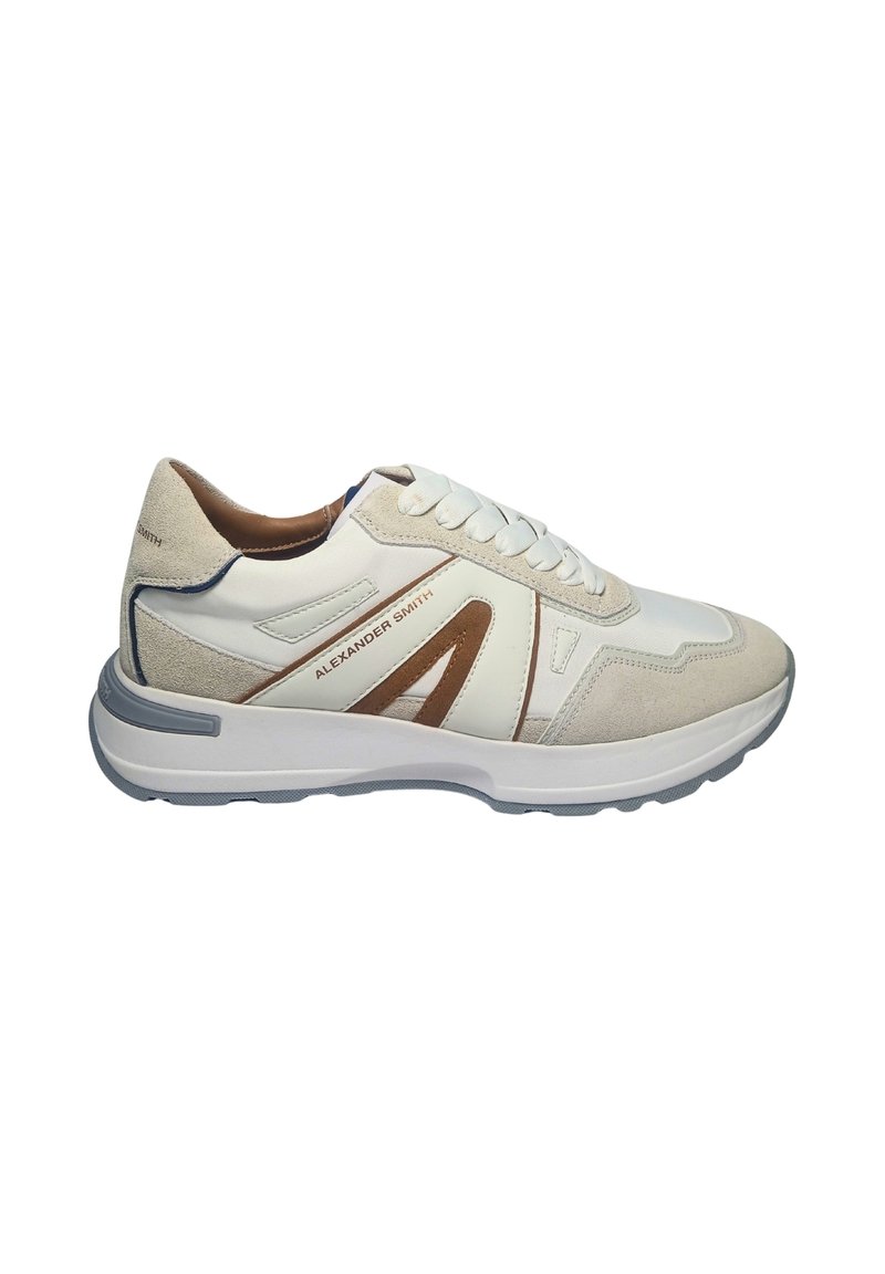 Weiß-beige sportliche Sneaker mit einer strukturierten Wildleder- und glatten Lederoberfläche, Schnürverschluss und einer grauen Gummisohle.