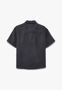 Camisa de manga corta con cuello en tejido gris oscuro sólido. Textura suave con un dobladillo trasero recto y detalles de costura sutiles.