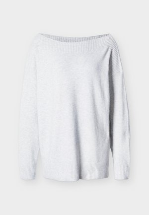 Suéter de punto gris claro con un amplio cuello barco, mangas largas y puños y bajo acanalados.