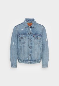 Ljusblå denimjacka med knappstängning, bröstfickor med lock, sidofickor med slits och subtila slitna detaljer.