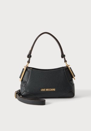 Sac à main Love Moschino en cuir texturé noir avec ferrures dorées, poignée courte sur le dessus et bandoulière amovible sur fond uni.