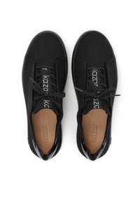 Baskets en toile noires avec semelles en caoutchouc, conçues avec des lacets, des accents en cuir et des détails de logo sur la languette. Texture lisse sur l'ensemble.