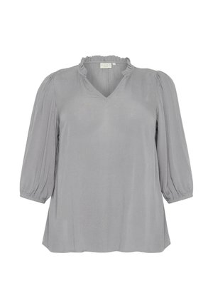 Grå bluse med V-udskæring, rynket krave og ærmer, der når til albuen. Lavet af letvægtsstof, der har en glat tekstur.