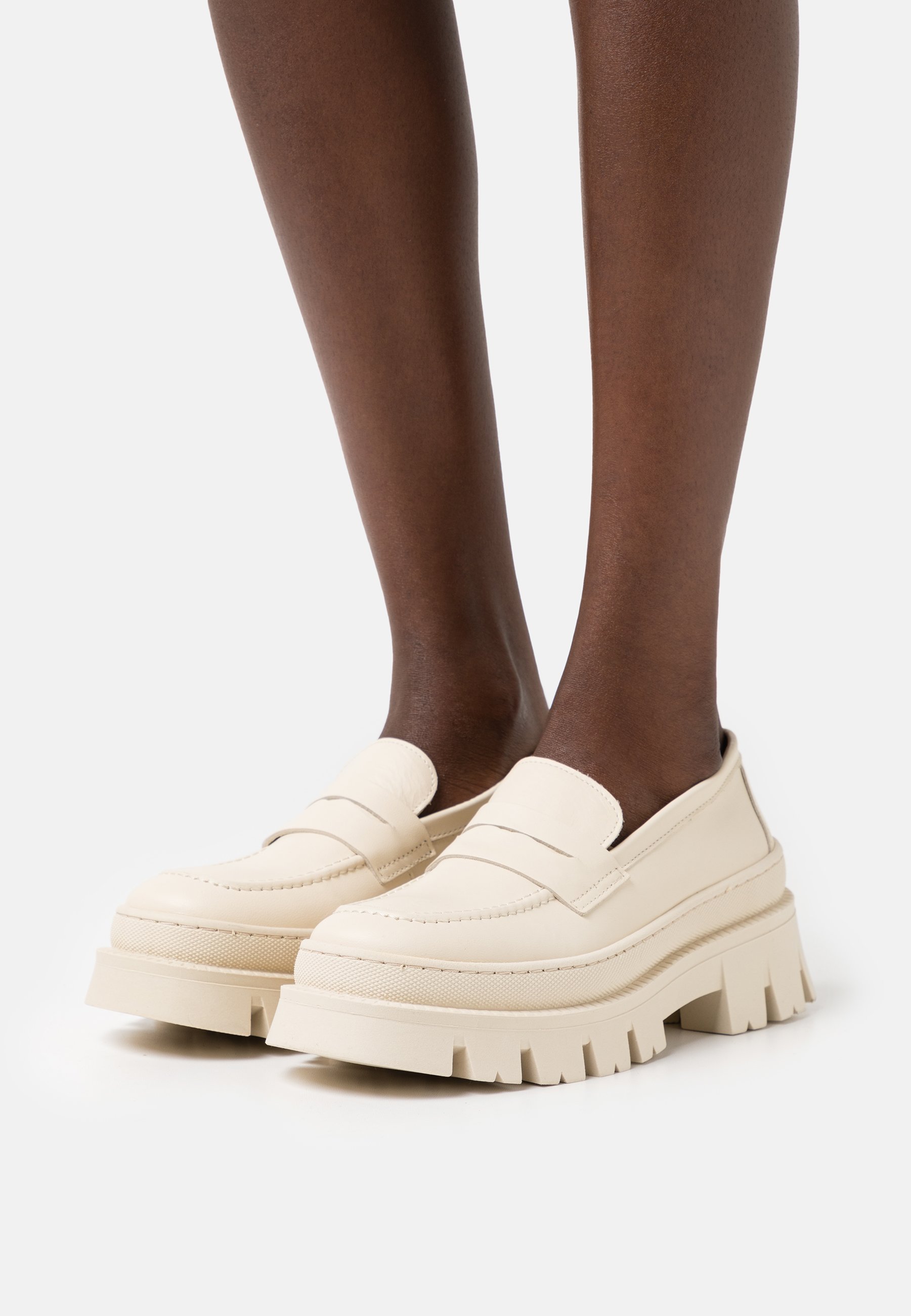 steve madden beige slip ons