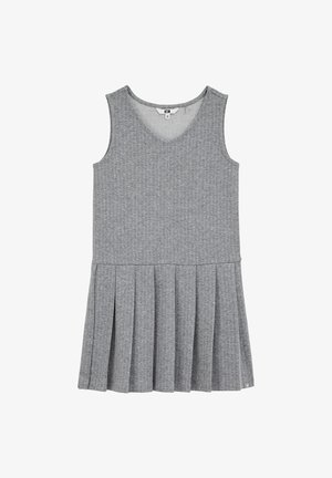 Graues ärmelloses Kleid mit V-Ausschnitt, das einen strukturierten Rippstoff-Oberteil und ein plissiertes Rockdesign aufweist, gefertigt aus weichem Strickmaterial.