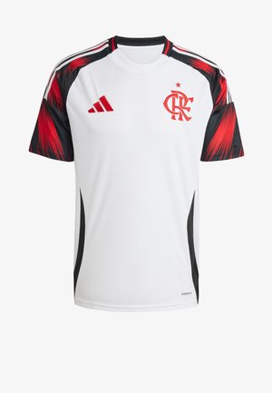 T-shirt de sport blanc avec des accents rouges et noirs, arborant un design graphique sur les manches et un logo sur la poitrine. Fabriqué en matériau respirant.