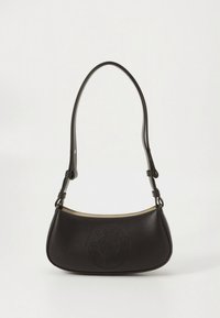 Borsa a tracolla in pelle nera dalla forma curva, con un logo impresso sulla parte anteriore e una tracolla sottile regolabile.